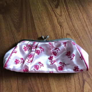 กระเป๋าถือ คลัทช์ เป็นผ้าสีชมพู 9*5 นิ้ว มีตำหนิรอยเปื้อนเล็กน้อย