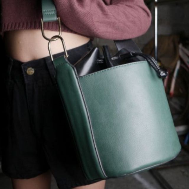 กระเป๋าทรงขนมจีบสีเขียวเข้ม ของ looksi ใช้ไม่กี่ครั้ง ทรงสวย สะพายเท่