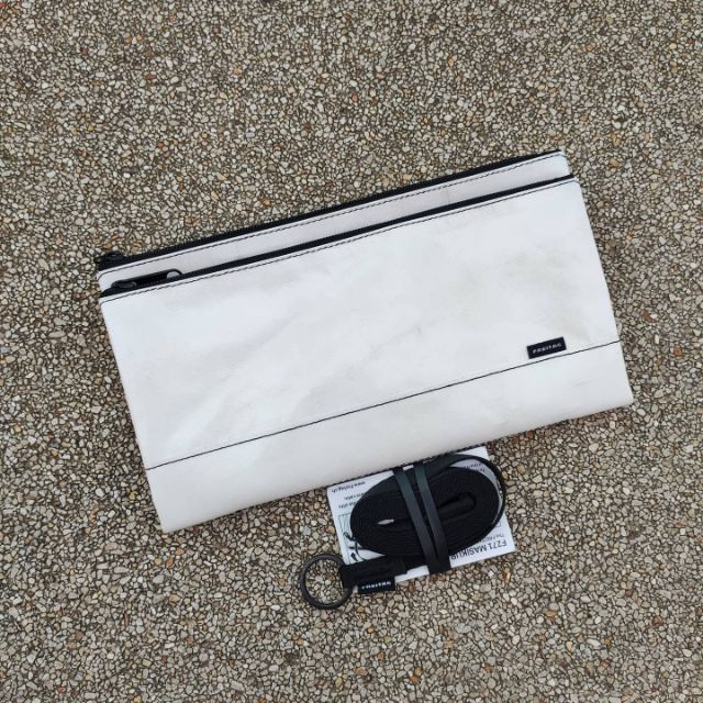 กระเป๋าสะพายข้าง Freitag
รุ่น F271 MASIKURA ผ้าใบสีขาว ซิปสีดำ มือ 1