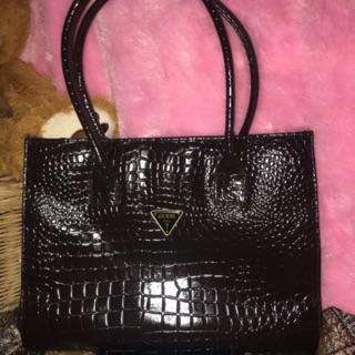 กระเป๋า Guess ทรง shopping ลายหนังจระเข้
