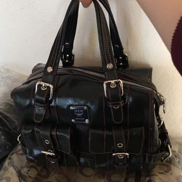 กระเป๋า​MCM👜used​ like​ New​ หนังแท้​ ขนาด​ 10​นิ้ว​ สีเหลือบเขียวทับทิม​✨👜สวยมาก​ รุ่นนี้ style​ Handle bag​ เรียบหรู