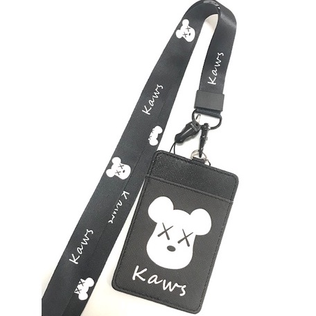 KAWS BW  ที่ใส่บัตร  พร้อมสายคล้องคอ ลาย KAWS WB งานดี สวยงาม สำหรับ บัตร 6x8 cm    MNN