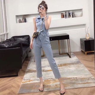 Jumpsuit jeans แขนกุด  มาพร้อมเชือกผูกโบว์ เพิ่มความเก๋ กระดุมหน้า ผ้ายืดหยุ่น  งานป้าย👑Hot🔥🔥💸