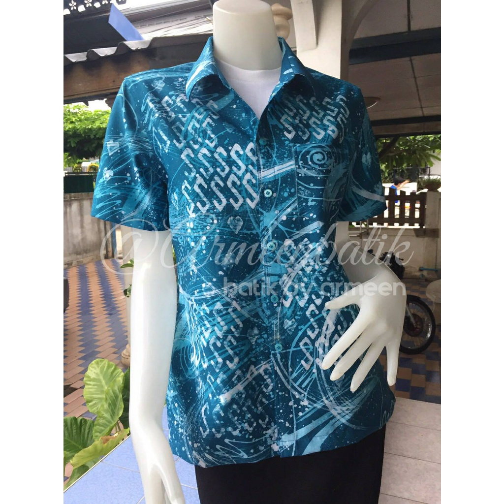 บาติก เชิ้ตหญิงเข้ารูปซับกาวลายดอกแคทเล็ก งานเขียน100% สีเป็นกลางไม่เป็นอันตรายต่อการใช้งาน มีมาตรฐาน มผช.โอทอป 5 ดาว