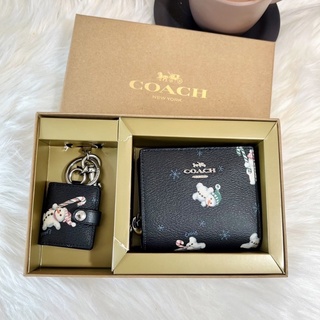 🎀 (สด-ผ่อน) กระเป๋าสตางค์ ใบสั้น พร้อมกล่อง C6941 Boxed Snap Wallet And Picture Frame Bag Charm With Snowman Print