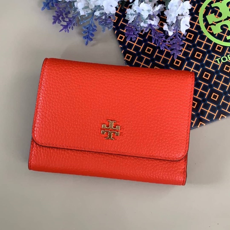 (ผ่อน0%) กระเป๋าสตางค์ หนังแท้ สีแดงอมส้ม 3 พับ TORY BURCH CARTER MEDIUM FLAP WALLET 70447