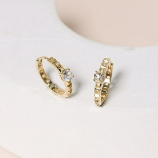 Grace Fine Jewelry ต่างหูห่วงทองแท้ 9k Pyramid  White Sapphire Huggies