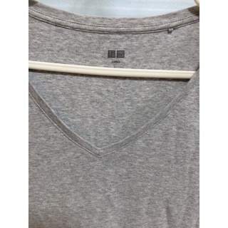 เสื้อยือคอวี แบรนuniqlo แท้ มือสอง สภาพใหม่