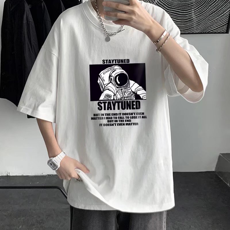 【M-8XL】เสื้อยืดลําลอง แขนสั้น พิมพ์ลายนักบินอวกาศ ทรงหลวม สไตล์ฮิปฮอป สําหรับผู้ชาย และผู้หญิง