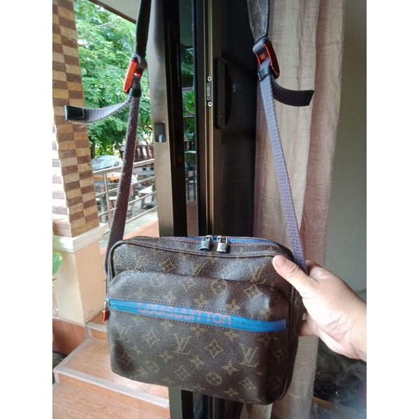 กระเป๋าสะพายข้างหนังแท้ แบรนด์เนม Louis Vuitton ไซส์  9 นิ้ว สูง 8 นิ้ว สภาพสวย อะไหล่เงิน  มาพร้อมป