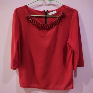 เสื้อ สีแดง ประดับเพชรตรงคอ ซิปหลัง แขนสี่ส่วน