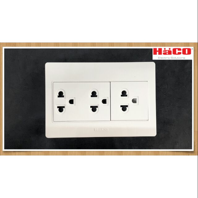 Haco เต้ารับ 3 ขา 3 ช่อง พร้อมกล่องหน้ากากแบบลอย รุ่น M4N-E30 #ปลั๊ก
