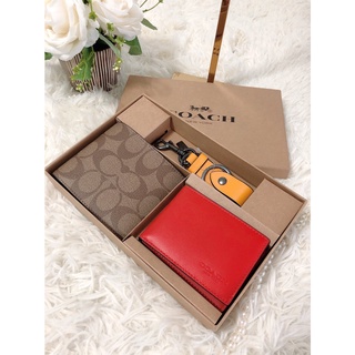 (ส่งฟรี) COACH BOXED 3-IN-1 WALLET GIFT SET กระเป๋าสตางค์ผู้ชาย+พวงกุญแจ เซ็ทสุดคุ้ม มาพร้อมกล่อง Coach ของแท้