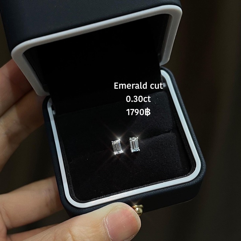 ต่างหู emerald cut 30ตัง เหลี่ยมชัดๆ เล่นไฟสุด มาตามคำเรียกร้อง ตอนนี้เพชร fancy shape นิยมมากน้า