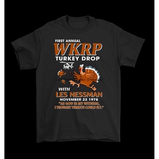 เสื้อยืดผ้าฝ้ายพิมพ์ลายขายดี เสื้อยืด พิมพ์ลาย WKRP Turkey Drop with Les Nessman ของขวัญวันขอบคุณพระเจ้าเสื้อยืด