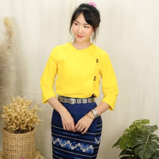 เสื้อเจ้านางป้าย กระดุมกะลา สามารถแกะได้ทุกเม็ดสวมใส่ง่าย แขนสามส่วนคลุมศอก สุภาพเรียบร้อย ดีเทลเย็บเดินเส้นสวยๆ