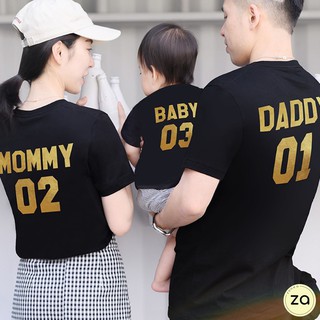 💥HOT SALE💥เสื้อยืดอครอบครัว สกรีนเลขและตัวอักษรสีทอง
