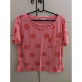 เสื้อยืด polka dot สีชมพูอมส้ม