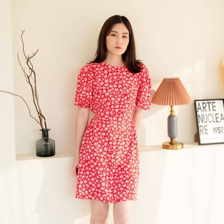 SUUBE Hong dress-Red floral เดรสสั้นแขนพองลายดอก จับสม๊อคแขนและเอว มีซับใน ผ้าคอตตอลเรยอน