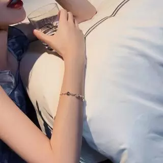 สร้อยข้อมือแต่งดาว ดวงจันทร์ สวยหรู ประณีต