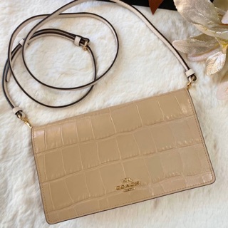 ⭐️Shop ❌ไม่มีถุงผ้าค่ะ ⭐️สายถอดออกได้ ถือเป็นครัชได้ค่ะ Hayden Foldover Crossbody Clutch Gold/Beechwood ⭐️