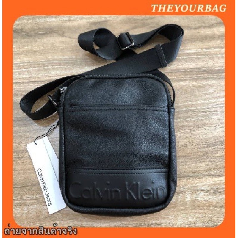 กระเป๋าสะพายข้างผู้ชาย ของแท้ CALVIN KLEIN JEANS CROSSBODY BAG กระเป๋าสะพายจาก Calvin Klein Jeans วัสดุหนังpu