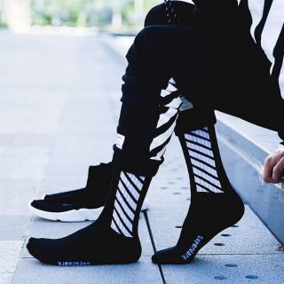 ของแท้💯 % ถุงเท้า Off White สีดำ ของใหม่ มือ1 พร้อมส่ง 1คู่จ้า (ของแท้ต้องไม่มีย่นตรงส้นเท้า)​