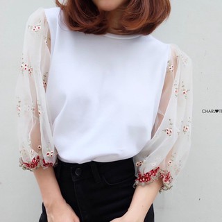 พร้อมส่ง-Charllott เสื้อยืดคอกลม แขนพองผ้าซีทรู ปักลายดอกไม้ ใส่เป็นเสื้อยืดแบบแขนพอง น่ารักมากก ห้ามพลาดเลยนะ