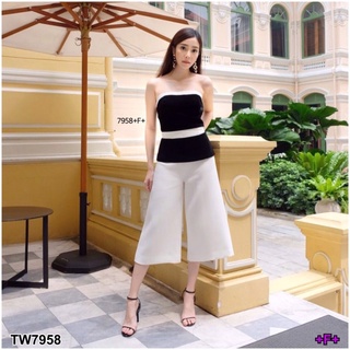 👗Pfashion [ส่งไว!!🚛] P7958 Set 2 ชิ้น เสื้อเกาะอกทูโทน+กางเกง 5 ส่วน  Set of 2 pieces. Two-tone strapless top