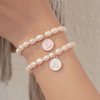 LELISA - Le Pearl Bracelet - กำไลมุกน้ำจืดแท้สุดคิ้ว พร้อมจี้ตัวอักษร