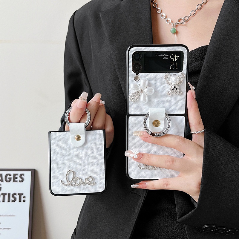 Samsung Galaxy Z Flip 6 5 4 3 Flip6 Flip5 5G หรูหราเกาหลีน่ารัก Rhinestone เพชร Love Bear Pearl Camellia ดอกไม้แหวน Grip Holder กันกระแทกหนังสีขาวฝาครอบ