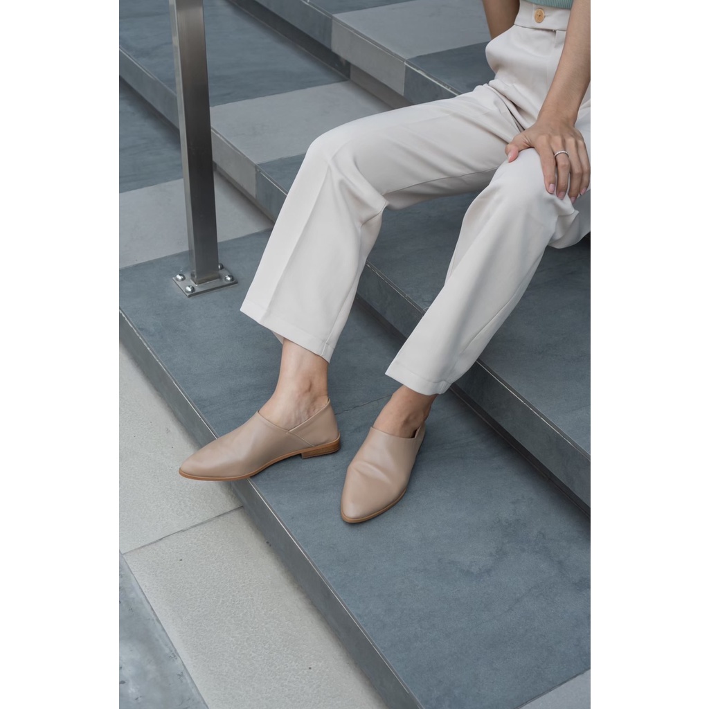 รองเท้าหนังรุ่น EVERLY/ Soft Beige รองเท้าโลฟเฟอร์หัวแหลมทรงสวย สำหรับสาวเก๋ แบรนด์ THANK YOU SUMMER