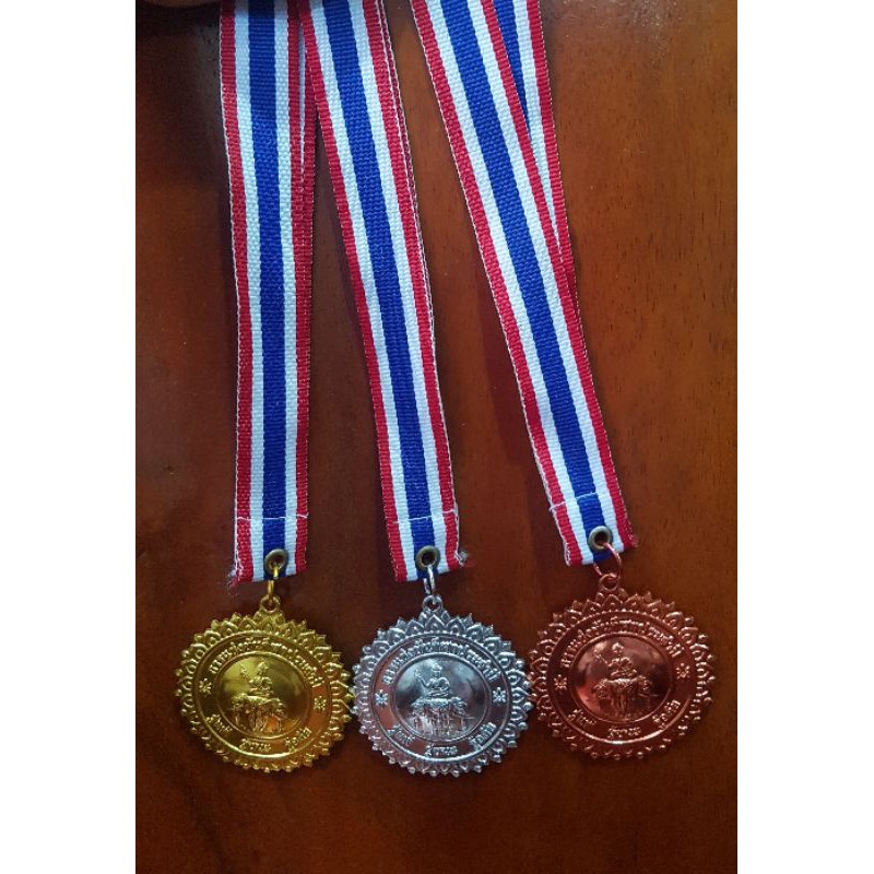 เหรียญรางวัลเหรียญรางวัลกีฬาอลูมิเนียมโลหะสำเร็จรูป เหรียญกีฬาสี พร้อมสายคล้องคอลายธงชาติ