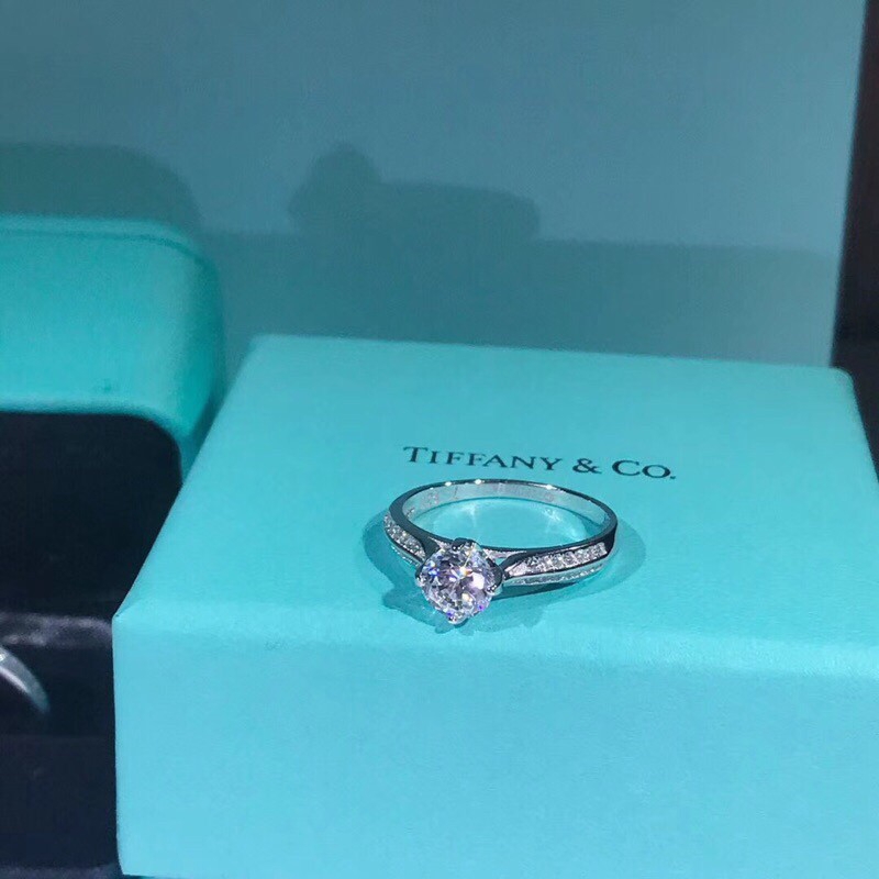 Tiffany & Co แหวนกรงเล ็ บสี ่ แหวนเพชร สีเงิน