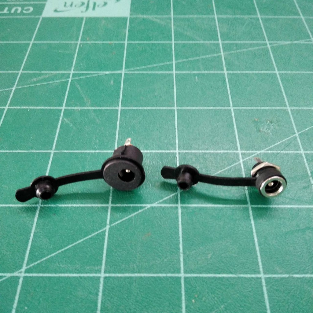 (3 ชุด) DC JACK แจ๊คดีซี 2.1  2 ขา และ 3 ขาตัวเมีย พลาสติก สีดำ พร้อมจุกยางกันน้ำ แบบยึดติดแท่น ติดก