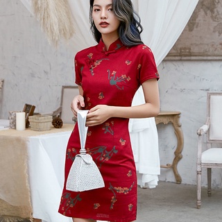 ชุดกี่เพ้ารุ่นปรับปรุงเซ็กซี่แขนสั้นการแสดง cheongsam เดรสสีแดงออกงานสไตล์จีนผ้าฝ้ายลินิน ชุดเดรสสั้นสำหรับวันตรุษจีน