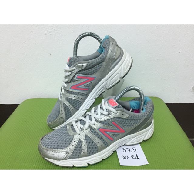 รองเท้า NB