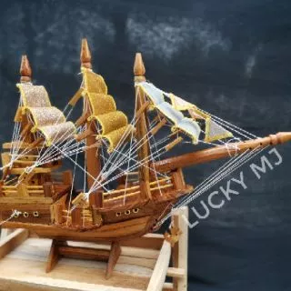 เรือสำเภาทองไม้สักแท้ลงสีเงาใบเงินทอง มีหลายขนาด รายละเอียด​ด้านล่างคะ