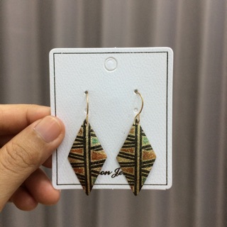 ต่างหูรูปใบไม้ Diamond-shape Earings สีดำ-ทอง