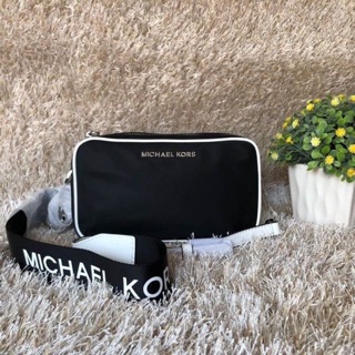 Michael Kors camera crossbody bag  ขนาด 20*11*6 cm