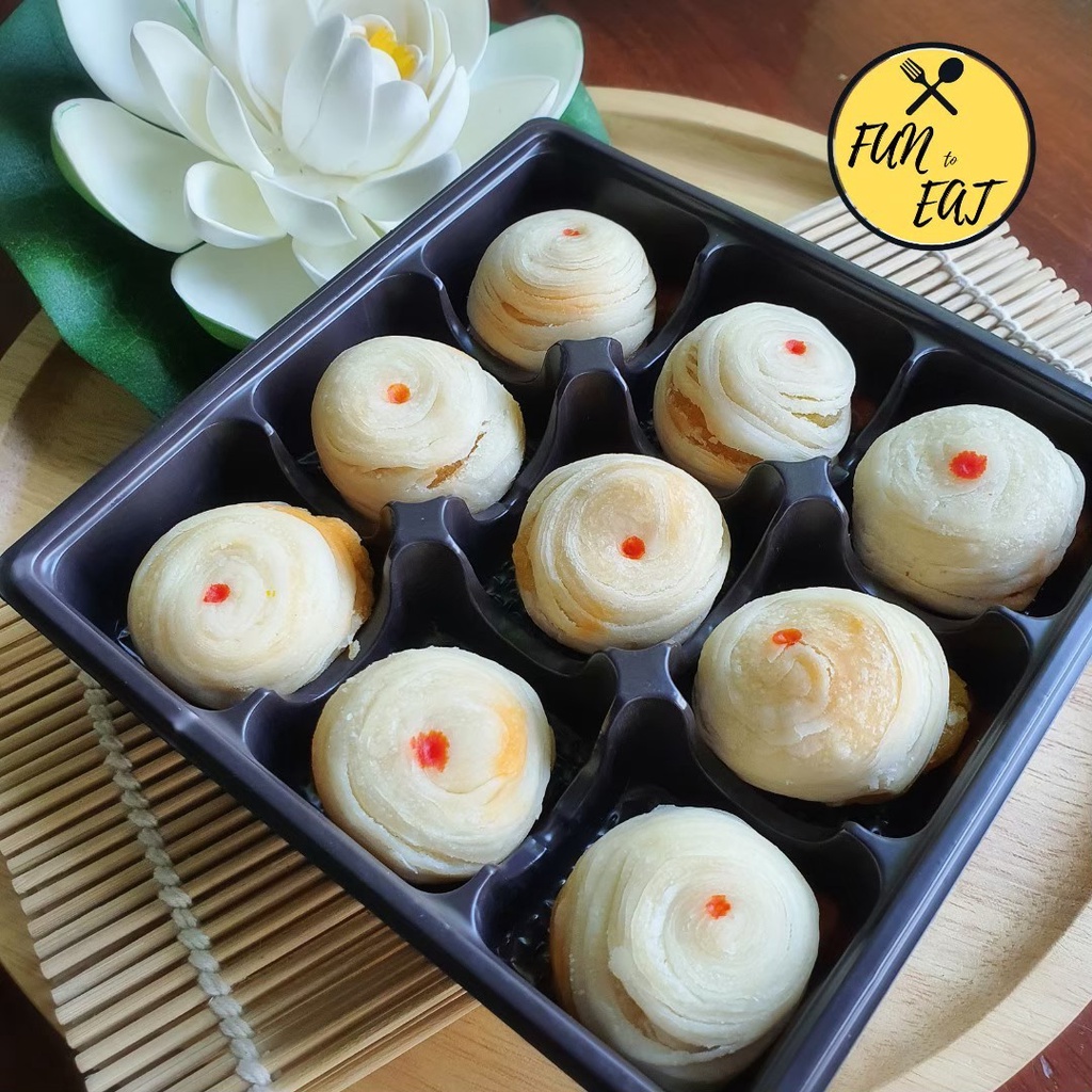 ขนมเปี๊ยะกุหลาบไส้ถั่วไข่เค็มอบควันเทียน 1 แพ็ค 9 ชิ้น