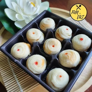 ขนมเปี๊ยะกุหลาบไส้ถั่วไข่เค็มอบควันเทียน 1 แพ็ค 9 ชิ้น
