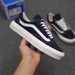 รองเท้าผ้าใบ Vans Oldskool OG สีดํา และสีขาว