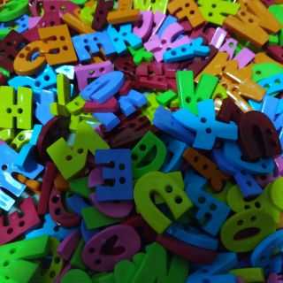กระดุมพลาสติก ตัวอักษร A-Z สูง1.7 ซม.(เลือกตัวอักษรไม่ได้) กระดุมภาษาอังกฤษ