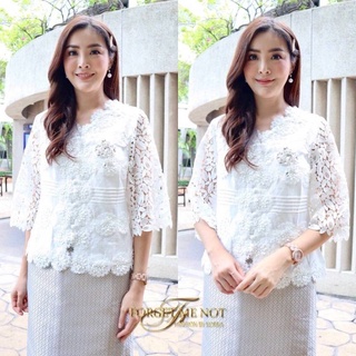 เสื้อลูกไม้ คอวีแต่งหยัก สวยหรู