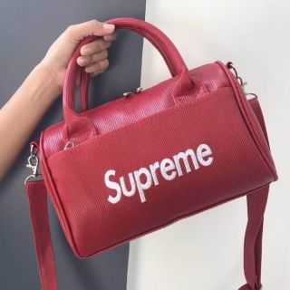 ราคา490 
Supreme ถูกเว่อร์!!กระเป๋าสะพายข้างทรงหมอน 
หิ้วก็เก๋ สะพายก็เท่ส์ สายปรับได้
ขนาด กว้าง 9" สูง 8" ข้าง 6"