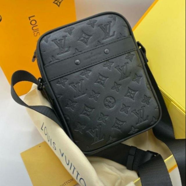 กระเป๋าสะพายข้างผู้ชาย LV สีดำ