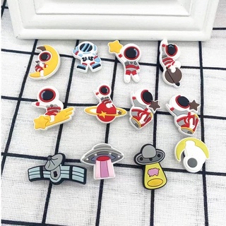 Jibbit UFO ชุดนักบินอวกาศ Pin crors jibits จรวดดวงจันทร์รองเท้าตกแต่ง Jibitz Charm อุปกรณ์เสริมสําหรับเด็กรองเท้า Pins