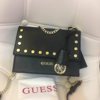 กระเป๋าสะพายทรงเหลี่ยมหนัง Saffiano GUESS CROSSBODY BAG WITH STUD