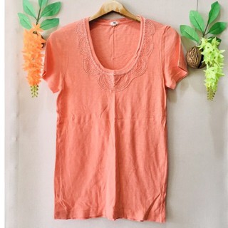 เสื้อยืด J.Crew ไซส์M ปักลูกปัดรอบคอสวยมาก อกเอวฟรี-34,ยาว27 มือสองญี่ปุ่น สวยใหม่มาก